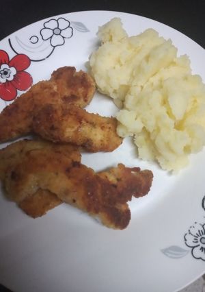 Una foto de Bastoncitos de pollo con puré