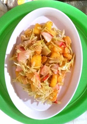 Una foto de Ensalada de repollo con mango