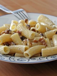 Una foto de Rigatoni con nueces y queso gorgonzola