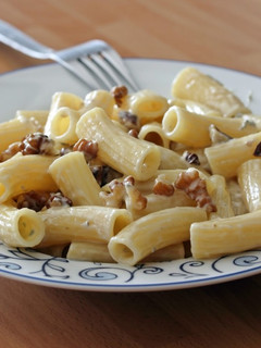 Una foto de Rigatoni con nueces y queso gorgonzola