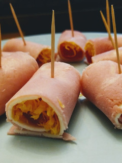 Una foto de Rollitos de huevo hilado y guindas