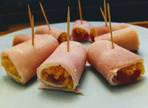 Foto principal de Rollitos de huevo hilado y guindas