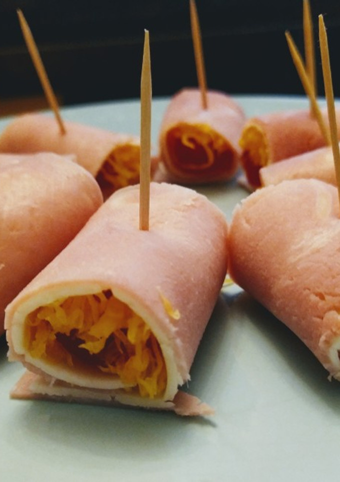 Una foto de Rollitos de huevo hilado y guindas