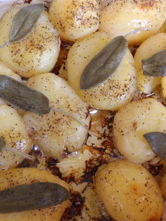 Una foto de Patatas asadas con salvia fresca