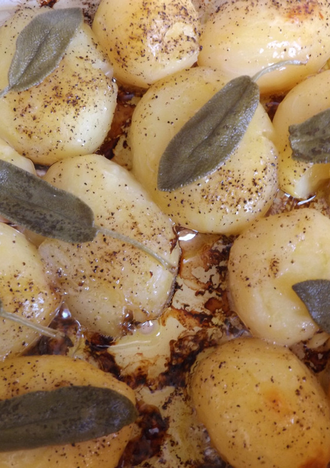 Una foto de Patatas asadas con salvia fresca