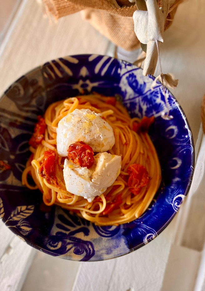 Una foto de Pasta con tomates asados en airfryer y mozzarella