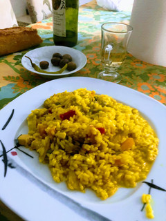 Una foto de Arroz con pescado, y verduras rápido