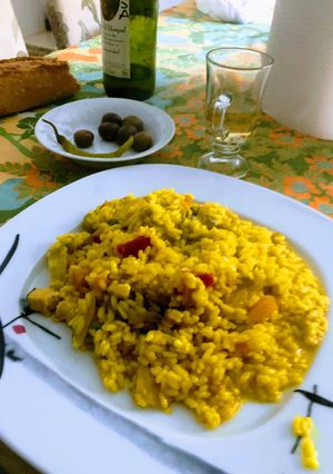 Una foto de Arroz con pescado, y verduras rápido