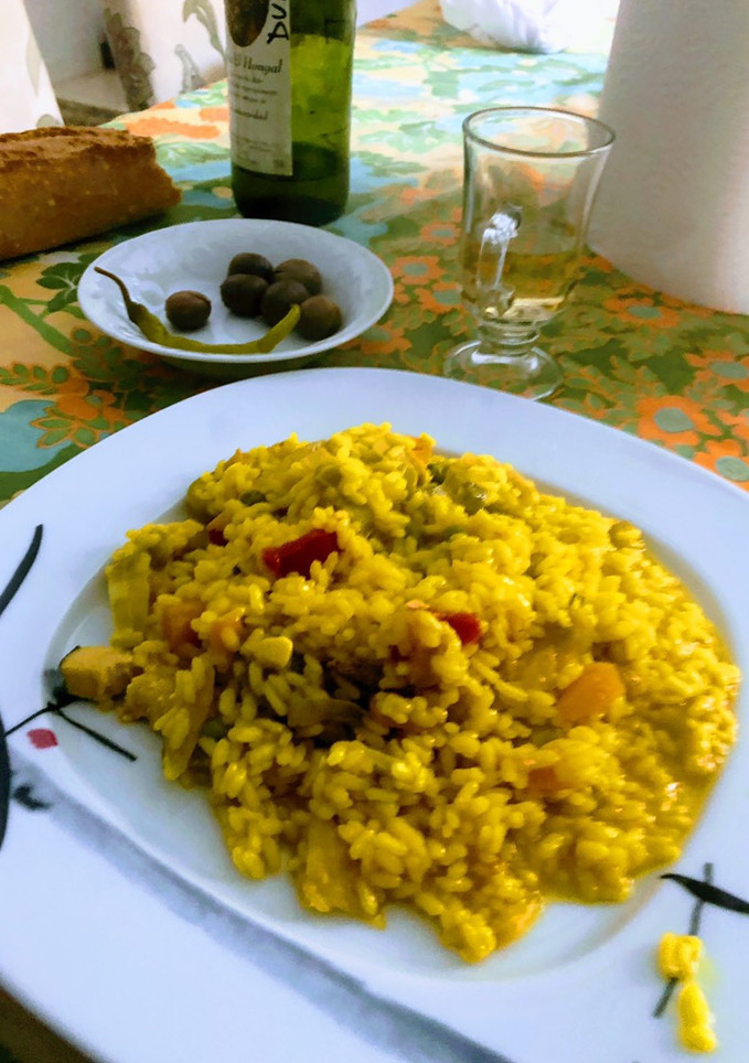 Una foto de Arroz con pescado, y verduras rápido