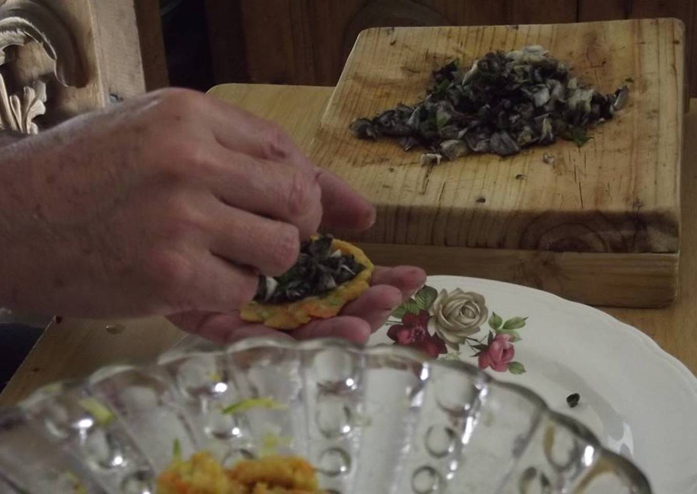 Tortas de verduras con huitlacoche al caldillo de tomatillo