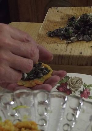 Una foto de Tortas de verduras con huitlacoche al caldillo de tomatillo