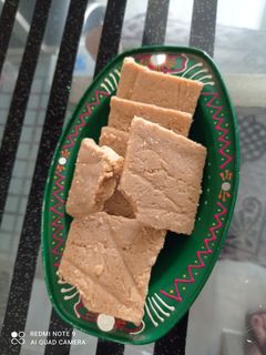 માવા ચીકી (Mawa Chikki Recipe In Gujarati) રેસીપી મુખ્ય ફોટો