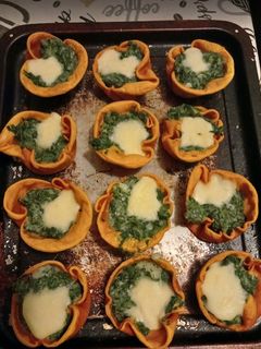 Una foto de Canastas de masa de calabaza con espinaca y salsa blanca con mozzarella