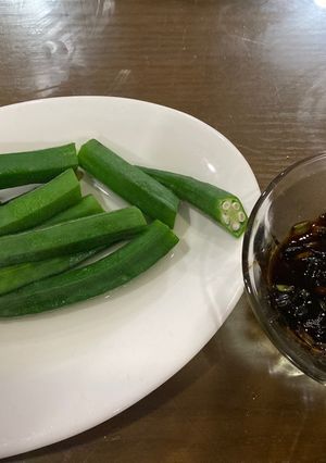 Hình của món Đậu bắp luộc chấm sốt.