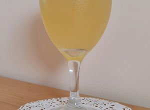Una foto de Kombucha con hielo y limón 🍵 💧 🍋 🇨🇳 Hongo de té: bebida gasificada con Probióticos 🥂