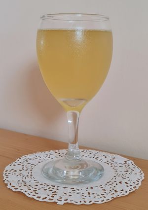 Una foto de Kombucha con hielo y limón 🍵 💧 🍋 🇨🇳 Hongo de té: bebida gasificada con Probióticos 🥂