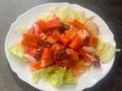 Una foto de ensalada rápida de surimi