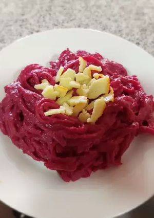 Una foto de Tallarines con pesto de beterraga