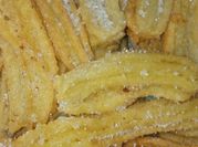Una foto de churros con huevo y manteca