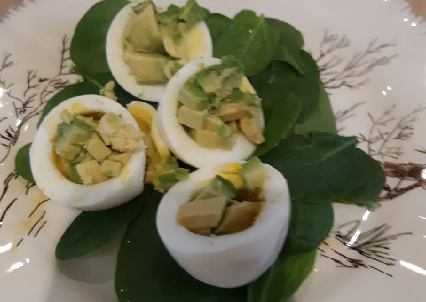 Huevo relleno de aguacate ππ€