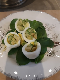 Una foto de Huevo relleno de aguacate 😋🤗