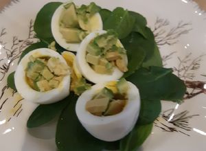 Una foto de Huevo relleno de aguacate 😋🤗