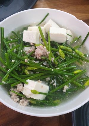 Hình của món Canh bông hẹ, thịt bằm và đậu hũ non.