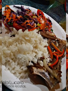 Una foto de Bife con Salsa Criolla, arroz blanco y Ensalada nutritiva