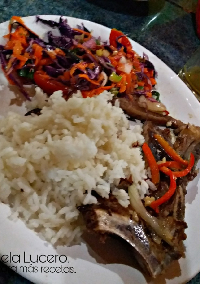 Una foto de Bife con Salsa Criolla, arroz blanco y Ensalada nutritiva