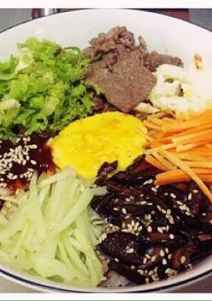 Hình của món Cơm trộn (비빔밥).