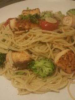 Una foto de Pasta con salmón y brócoli