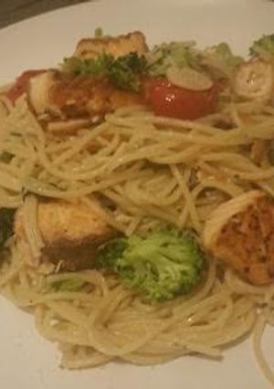 Una foto de Pasta con salmón y brócoli