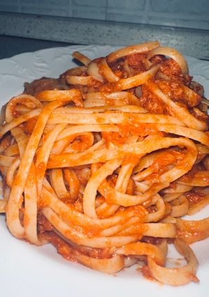 A picture of Pasta Linguine with Tuna sauce.
