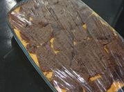 Una foto de bizcochuelo con postre royal
