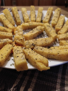 Una foto de Bastones de Polenta + Salsa Especial