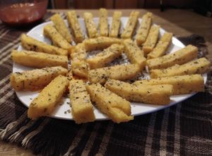 Una foto de Bastones de Polenta + Salsa Especial