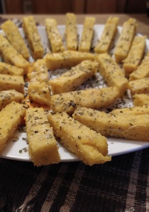 Una foto de Bastones de Polenta + Salsa Especial