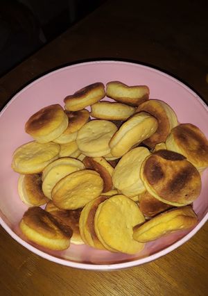 Una foto de Bizcochitos con crema de leche🤗