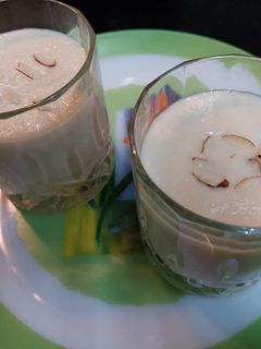 टरबुज बदाम मिल्क शेक (Tarbuj badam milkshake recipe in marathi) रेसिपी चे मुख्य फोटो