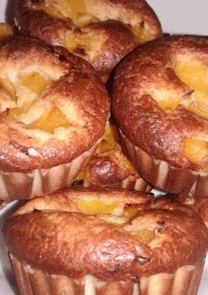 Túrós-barackos muffin csokidarabokkal recept fotója