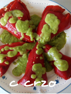 Una foto de Pimientos rellenos de arroz, con salsa de guisantes