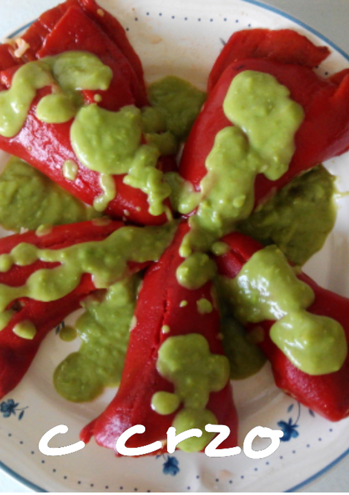 Una foto de Pimientos rellenos de arroz, con salsa de guisantes