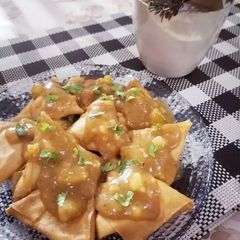 A picture of School Walay Samosay With Aloo Chutney!.