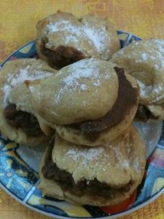 Una foto de Profiteroles o pequeños choux de natilla de chocolate