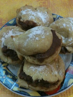 Una foto de Profiteroles o pequeños choux de natilla de chocolate