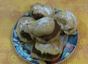 Una foto de Profiteroles o pequeños choux de natilla de chocolate