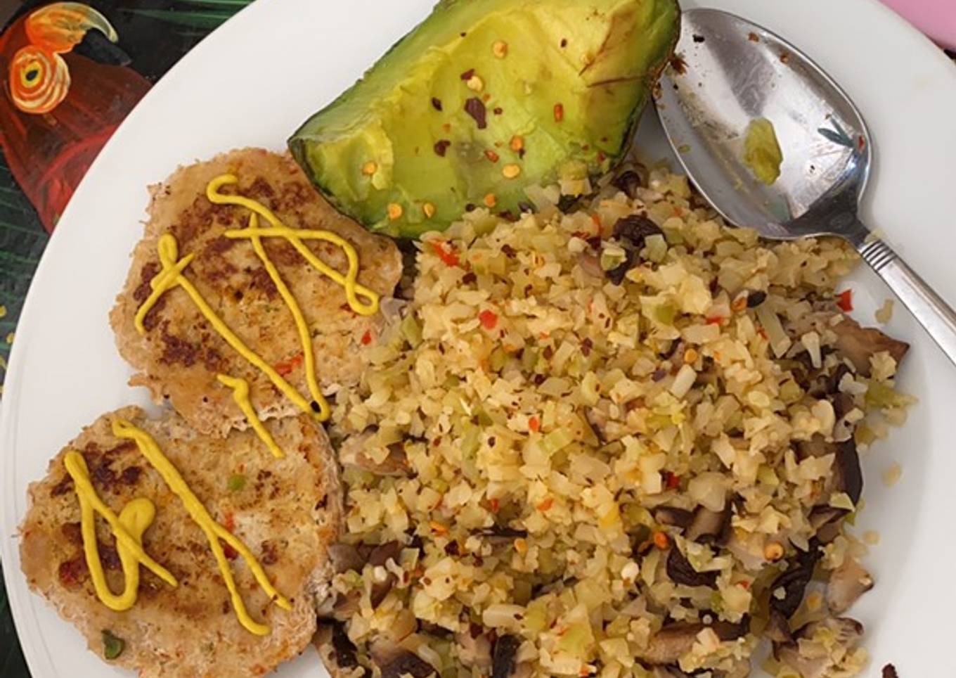 Arroz de coliflor con arepas de pollo, aguacate y champiñones!