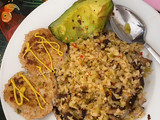 Arroz de coliflor con arepas de pollo, aguacate y champiñones!