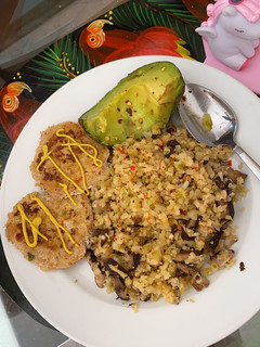Una foto de Arroz de coliflor con arepas de pollo, aguacate y champiñones!