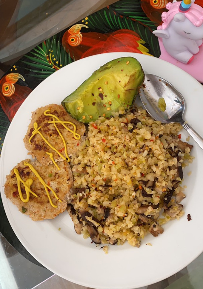 Una foto de Arroz de coliflor con arepas de pollo, aguacate y champiñones!